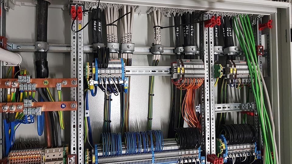 Rad i održavanje električnih instalacija u poslovnim prostorima, stambenim objektima i industriji